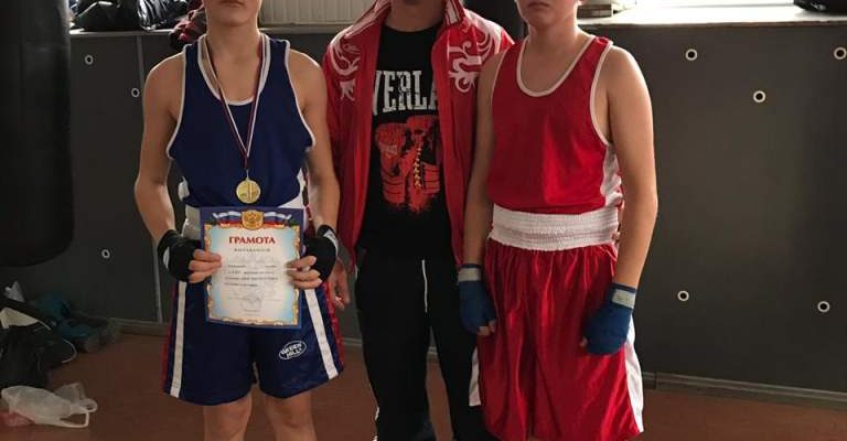 13-ти летний школьник отправил в нокаут соперника на турнире по боксу