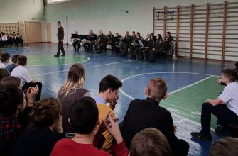 Для школьников играл военный духовой оркестр – средняя школа №25 встречает День защитника Отечества