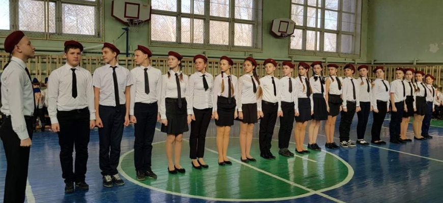 Новочеркасская школа № 25 встречает День защитников Отечества смотром строя и песни