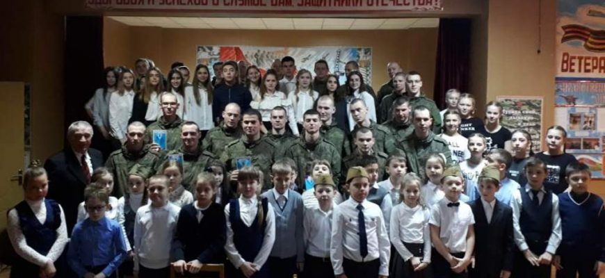 Дети поздравили с праздником военнослужащих