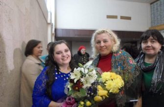 Лауреат Международных конкурсов Алеся Лужкова (Подворчан) порадовала милых дам концертом «Весеннее настроение»