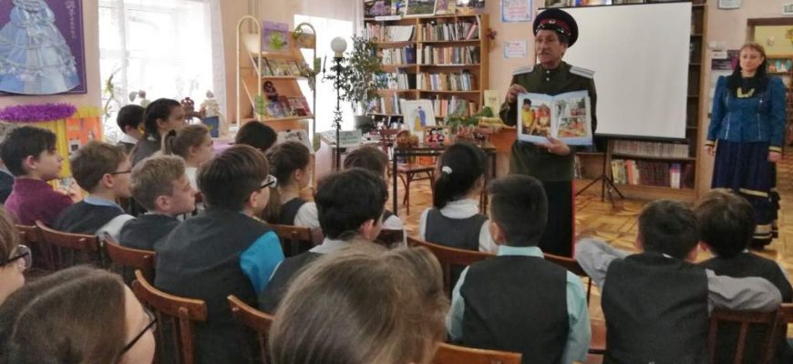 Ансамбль казачьей песни «Любо» рассказал школьникам об истории казачьего костюма
