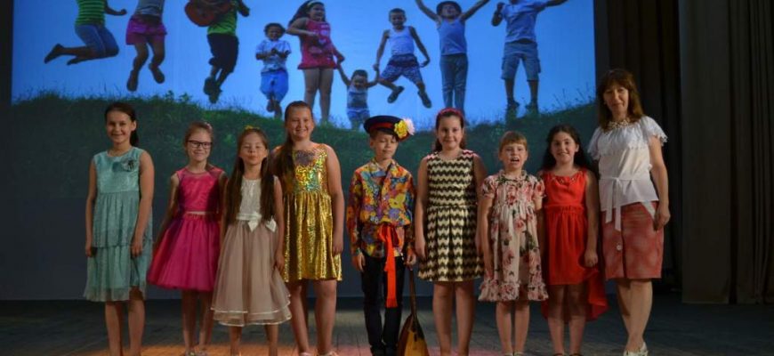 На отчётный концерт творческих коллективов пригласили ребят из детских лагерей микрорайона Донской