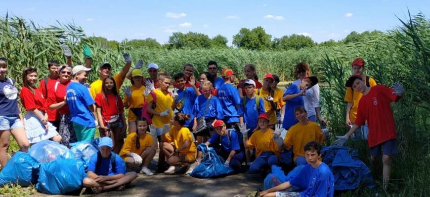 «Чистые берега» – новочеркасские эко-волонтёры очистили берег реки от мусора