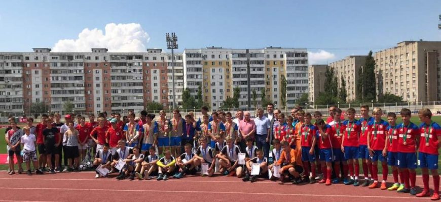Финал традиционных соревнований по футболу «Кожаный мяч» состоялся в Азове