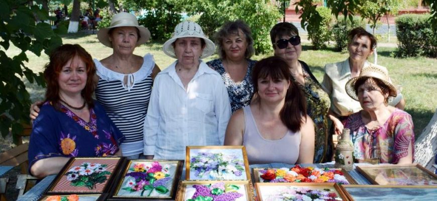 Участницы «Женской палитры» демонстрировали свои работы в «Городе мастеров»