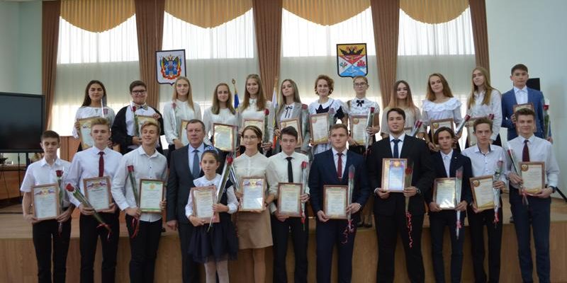 Одарённые дети Новочеркасска получили стипендии главы Администрации