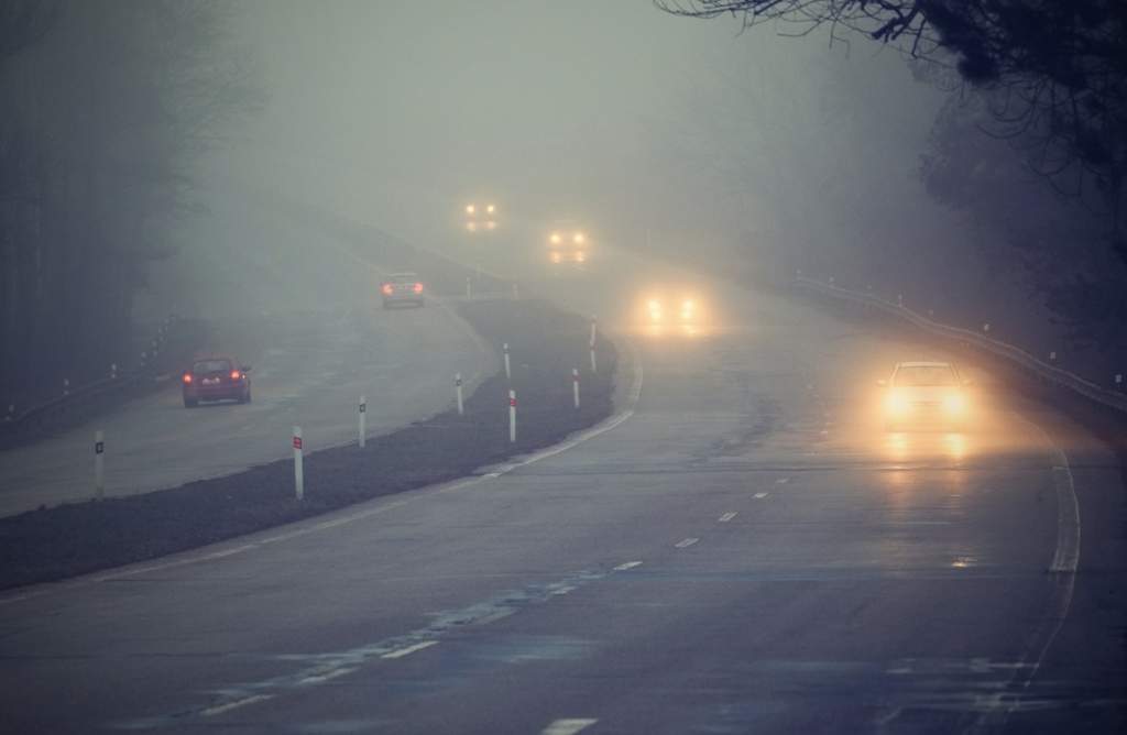 Условиях сильного тумана. Дорога в тумане. Туман на трассе. Туман зимой на дороге. Плохая видимость на дороге.