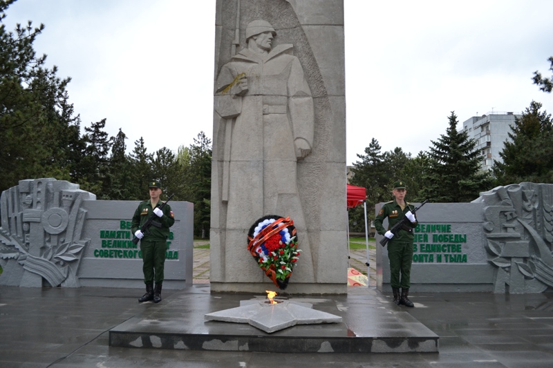 В День Победы в казачьей столице возложили цветы к памятной стеле в микрорайоне Донской