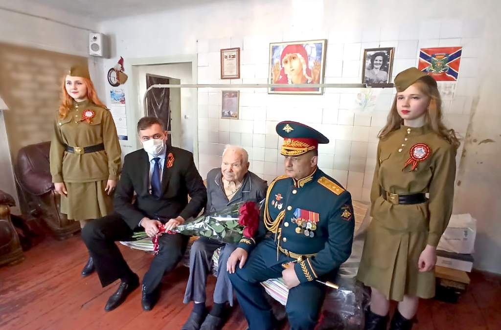 Военное командование и администрация Новочеркасска поздравили  ветеранов ВОВ