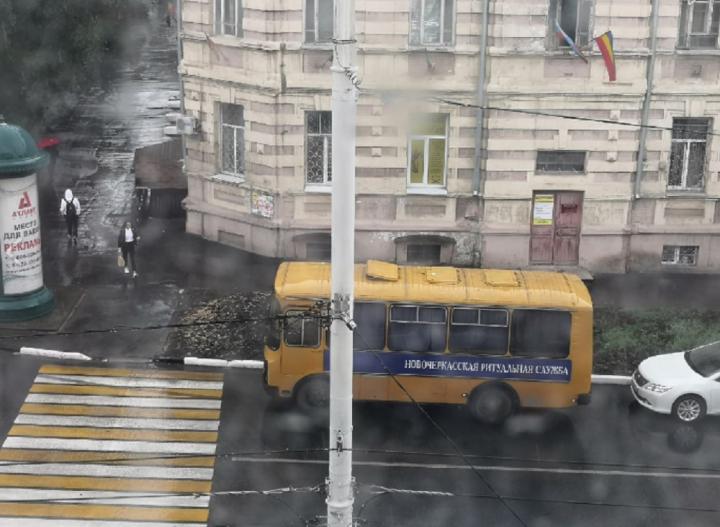 Жительницу Новочеркасска регулярно пугает стоящий под окнами ритуальный автобус