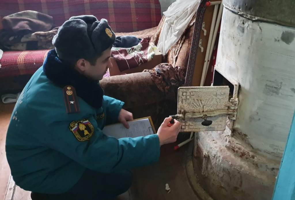 Пожарные пошли по домам. В Ростовской области МЧС начал профилактическую операцию «Отопление»