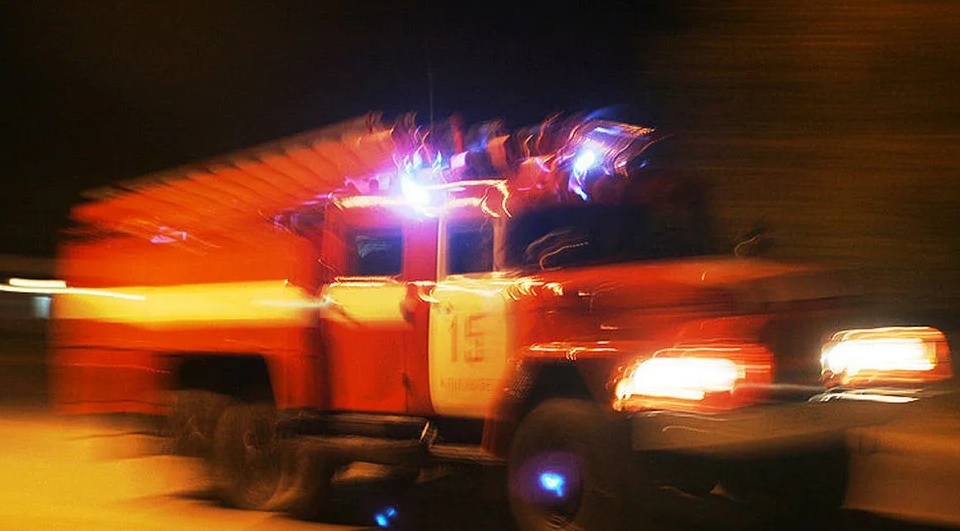 Восемь пожарных тушили горевшую посреди улицы машину в Новочеркасске
