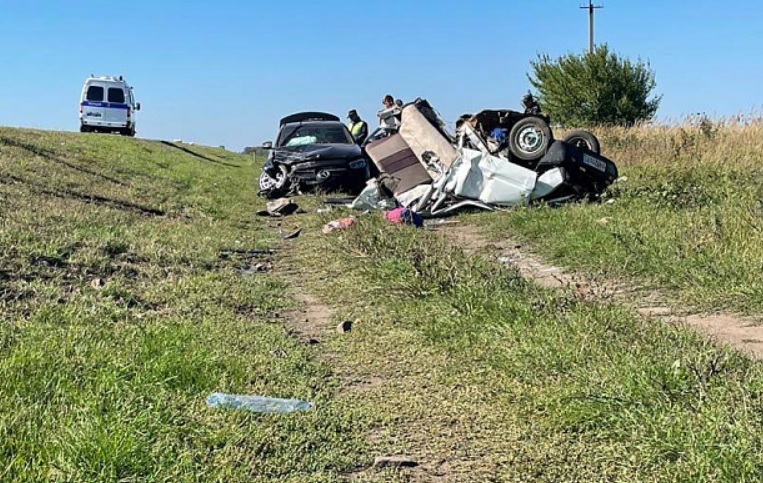 На трассе в Ростовской области Мерседес раздавил «Оку», убив ее водителя