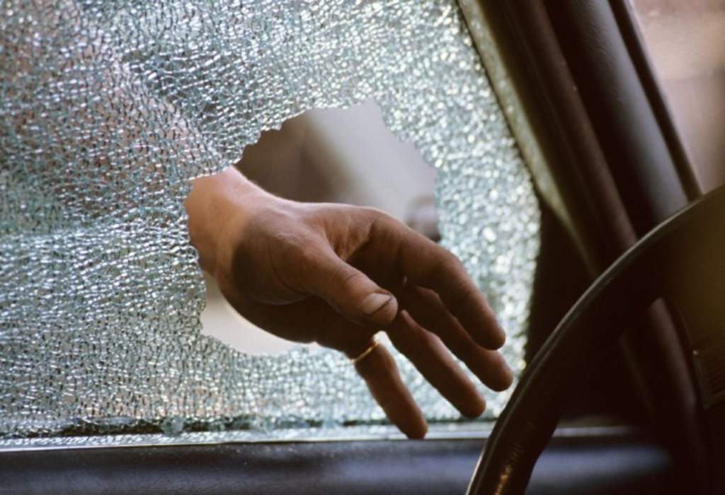 Шахтинец разбил стекло машины и украл сумку с деньгами и телефоном у женщины в Новочеркасске