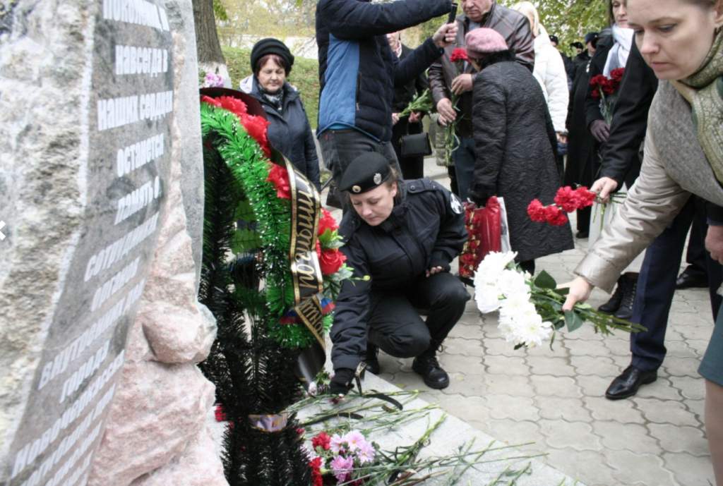 В Александровском саду Новочеркасска открыли памятник погибшим при исполнении стражам правопорядка