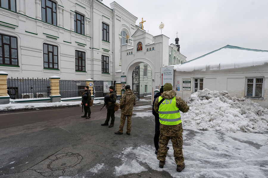 Религиозная война: верующие РПЦ возмущены обысками силовиков в Киево-Печерской Лавре