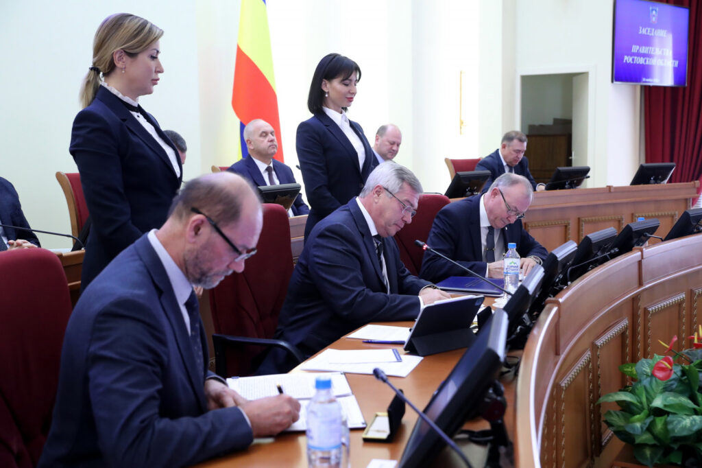 Губернатор Василий Голубев подписал соглашение с Федерацией профсоюзов и Союзом работодателей