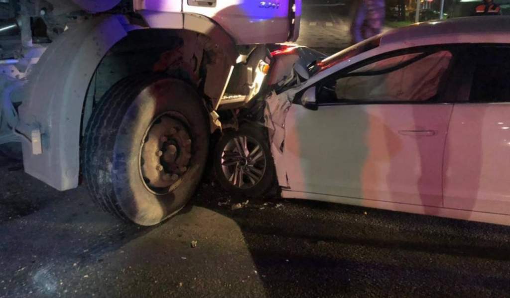 Под Новочеркасском в ДТП с грузовиком пострадал водитель Hyundai Elantra