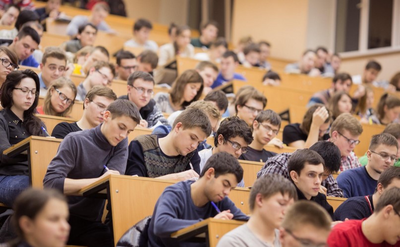 Студенты вузов из семей участников СВО получат в Ростовской области по 20 тысяч рублей