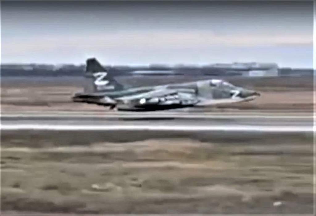 Военный самолет без шасси посадили в Ростовской области
