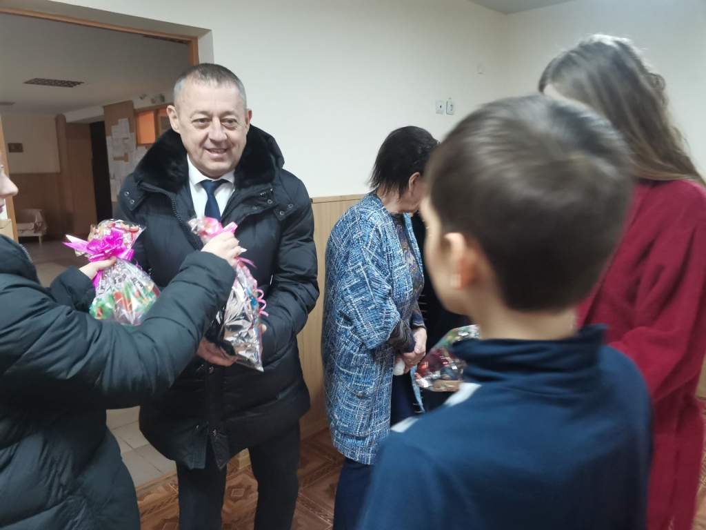 В праздник Крещения глава Новочеркасска Николай Горкавченко проведал детей из ПВР