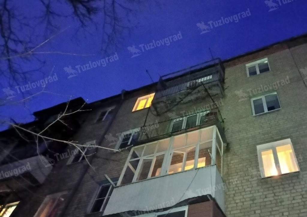 В Новочеркасске на Привокзальной выпала с 5 этажа и погибла 85-летняя женщина