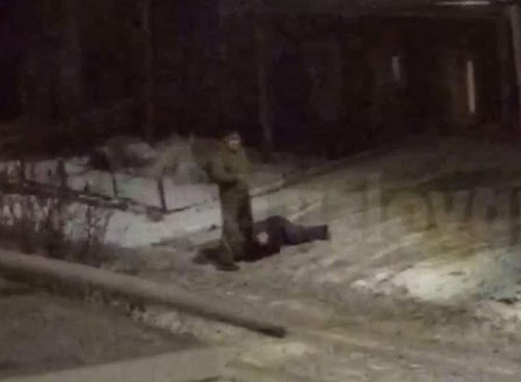 В Новочеркасске мужчины в военной форме избили прохожего