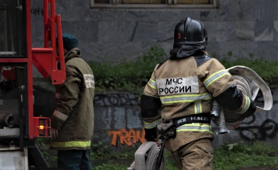 Возвращавшиеся с вызова пожарные спасли 17-летнюю девушку в Новочеркасске