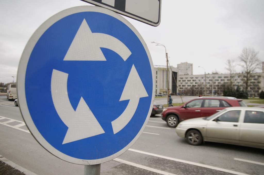С 1 марта правила проезда перекрестка с круговым движением изменятся