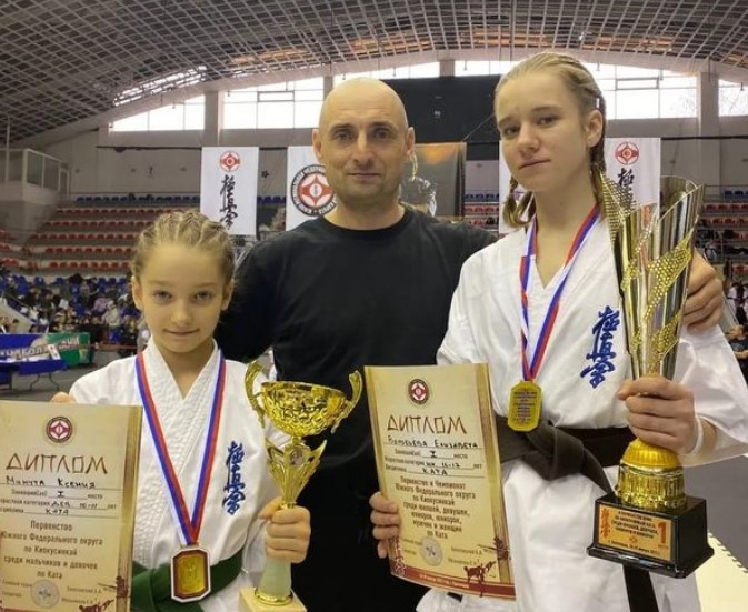 Каратистки новочерскасского клуба «Защитник» привезли из Краснодара три золотые медали