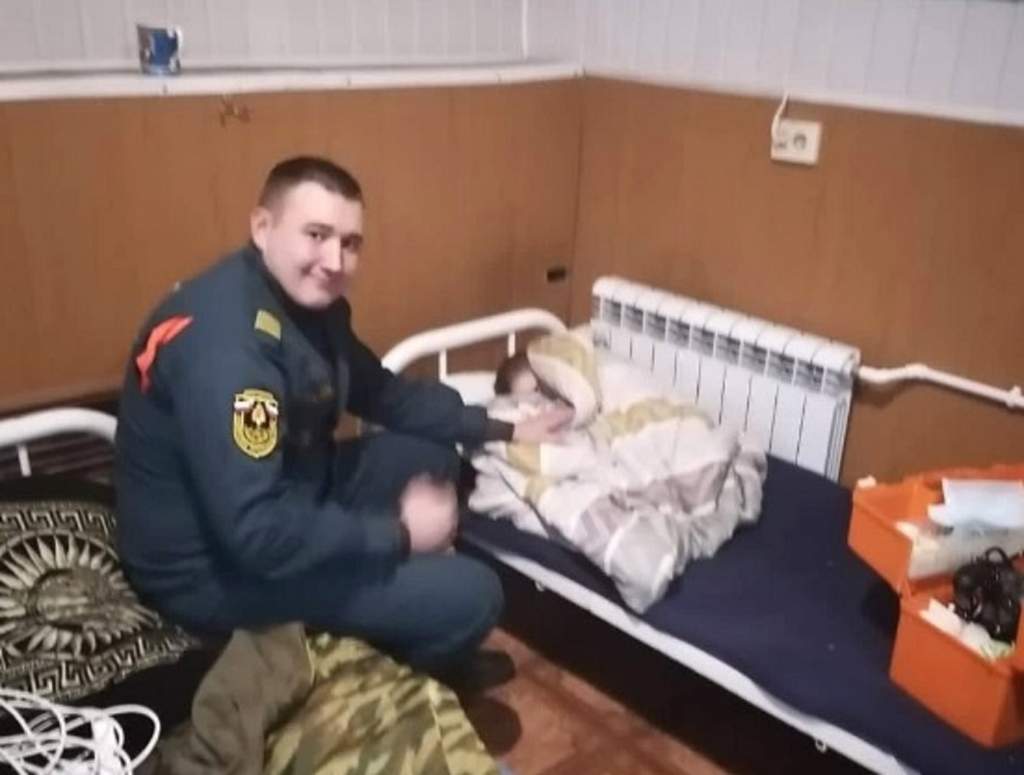 Спасатель из Новочеркасска вытащил из воды двух провалившихся под лед школьников