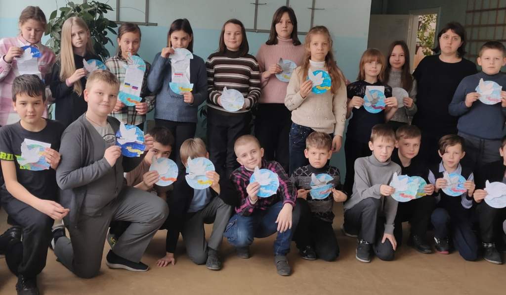Школьники Новочеркасска пишут письма бойцам СВО