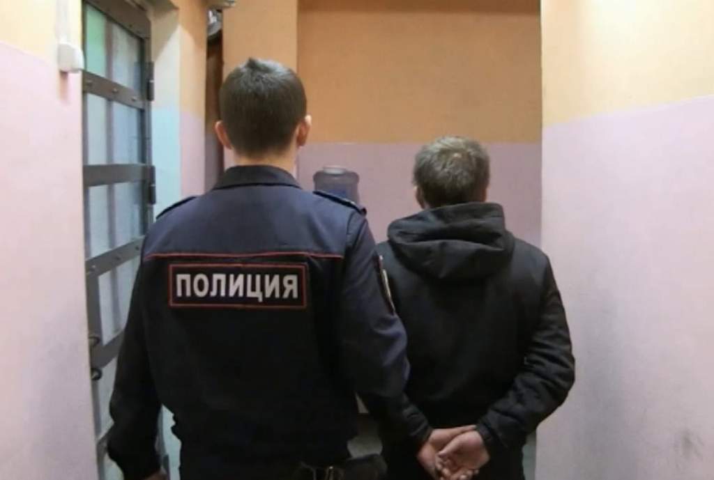 Житель Новочеркасска после удара по лицу прямо на улице лишился телефона и денег