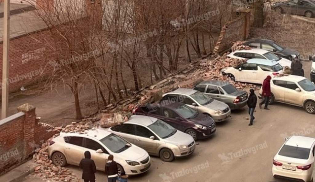 На стоянке в Новочеркасске на автомобили рухнул кирпичный забор