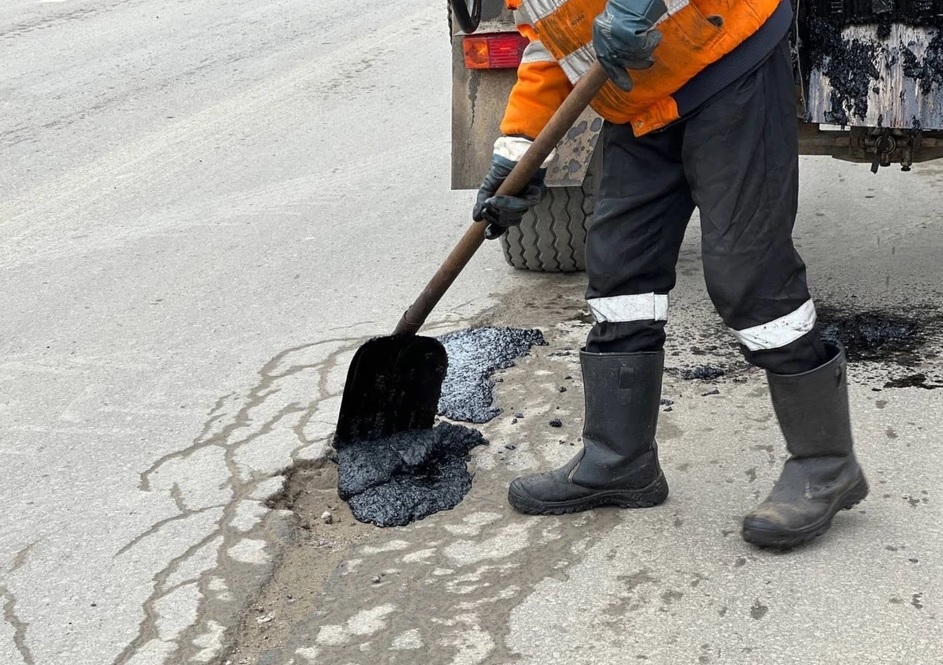Ямочный ремонт дорог идет в Новочеркасске