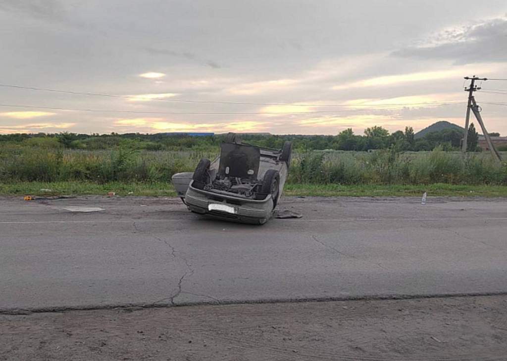 После опрокидывания автомобиля с пьяным водителем в Ростовской области погибли две девушки