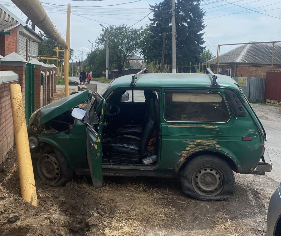Под Новочеркасском водитель врезался в опору газовой магистрали и попал в больницу