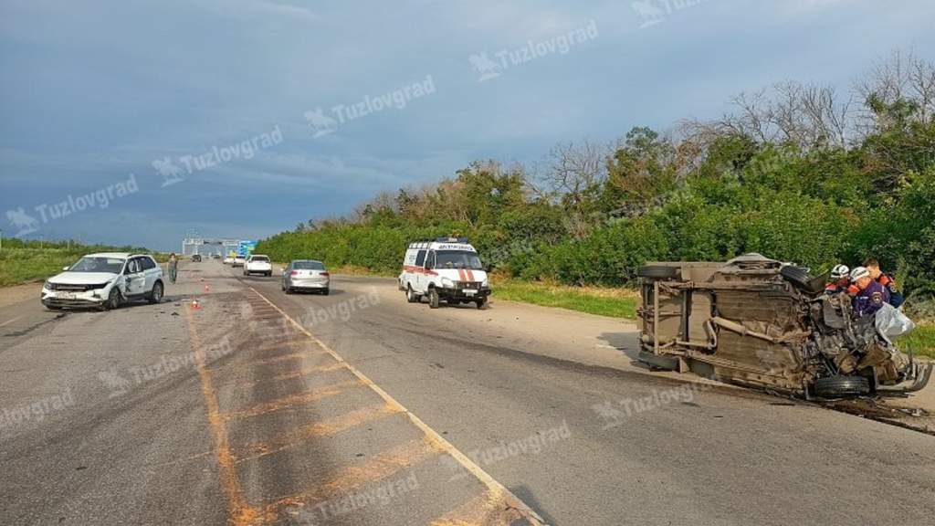 По дороге на въезде в Новочеркасск из-за «Фольксвагена» разбился фургон