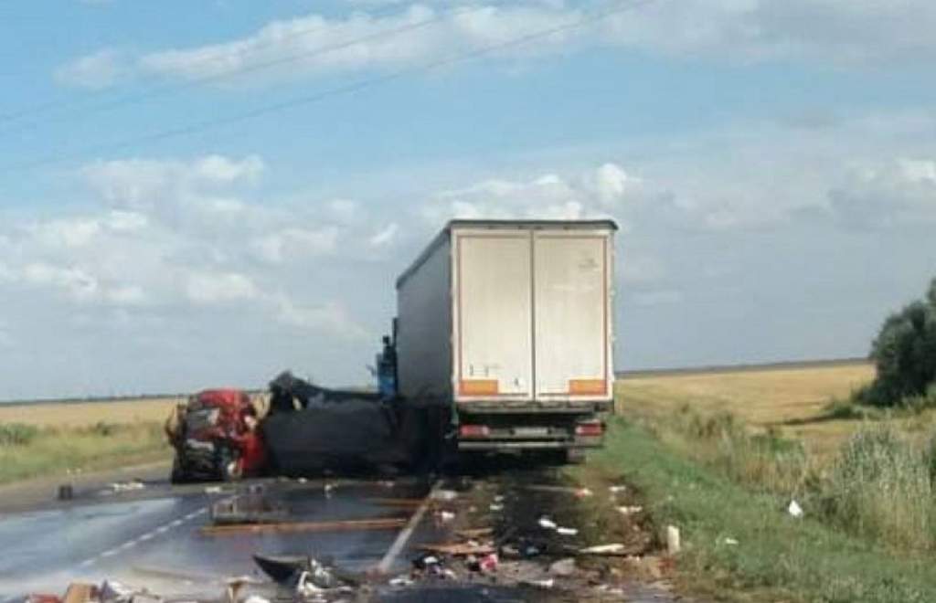 Водитель легковой машины погиб в ДТП с грузовиком в Ростовской области