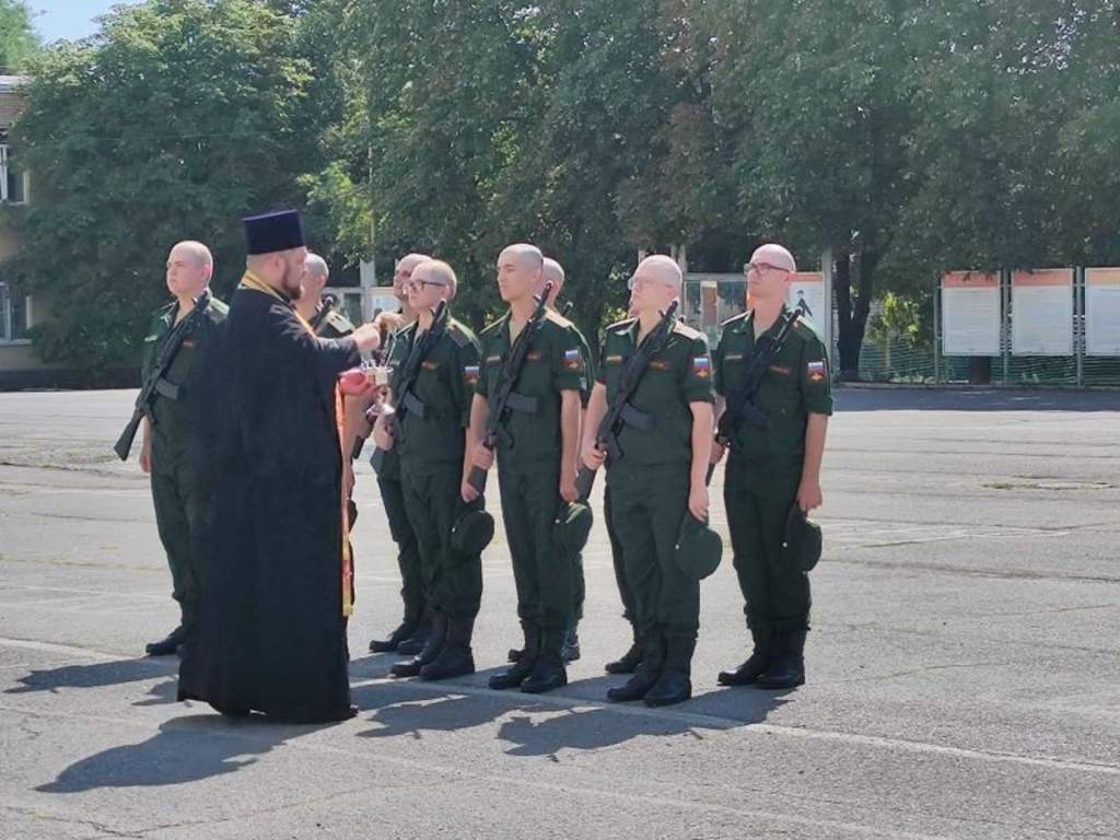 В Новочеркасске с участием духовенства привели к воинской присяге молодое пополнение