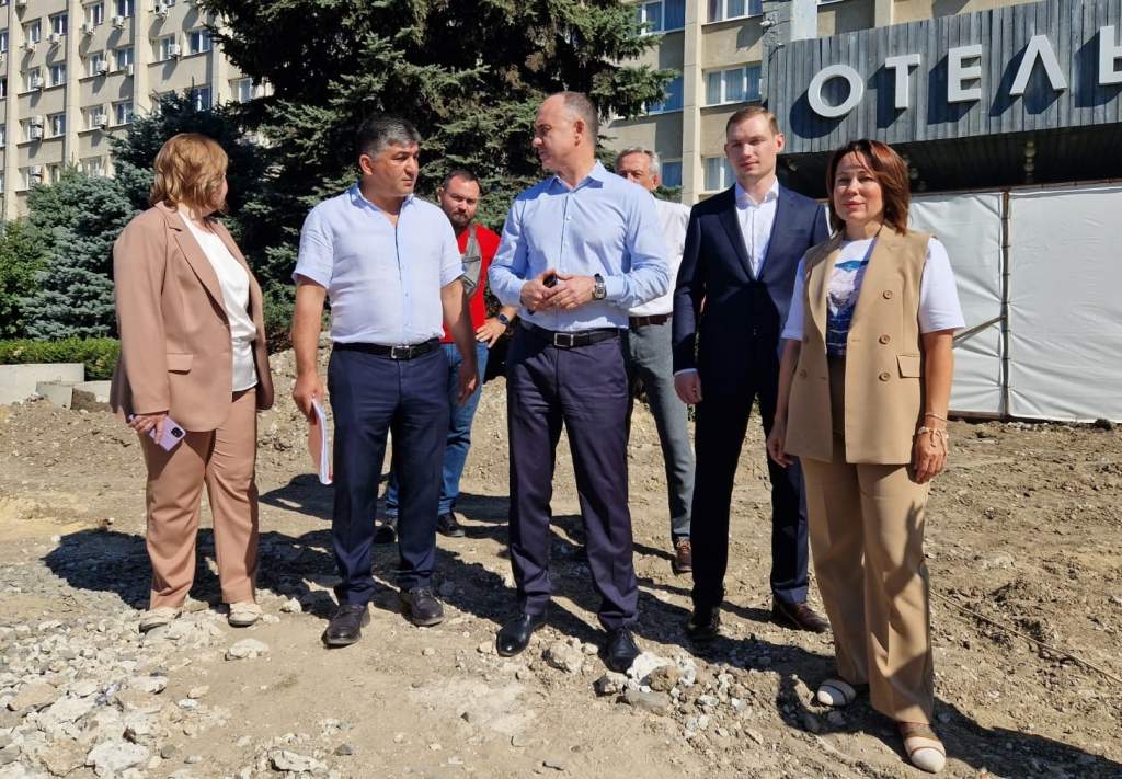 Вице-губернатор Игорь Сорокин положительно оценил ход благоустройства площади и парка Новочеркасска