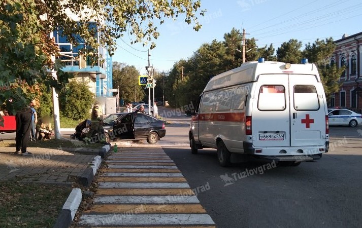 Бетонный столб опоры ЛЭП стал причиной аварии с травмой в Новочеркасске