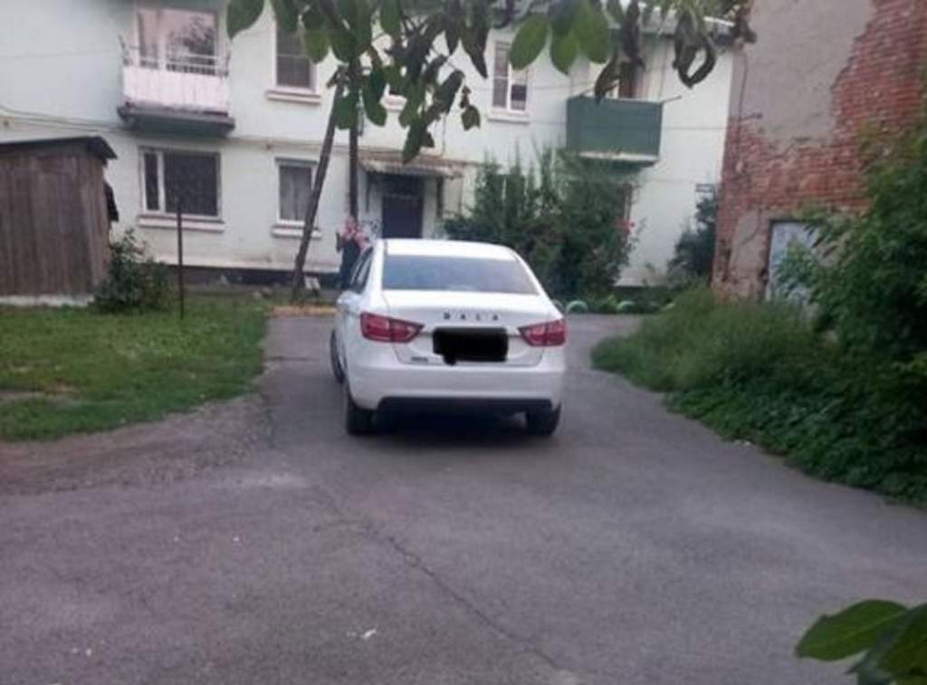 В Ростовской области во дворе дома на годовалую девочку наехала машина