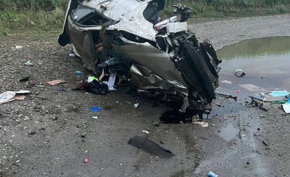 Под колесами поезда в Ростовской области в автомобиле погибли два человека