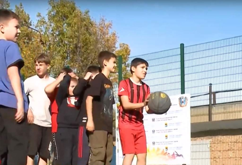 В школе Новочеркасска открылась новая спортивная площадка
