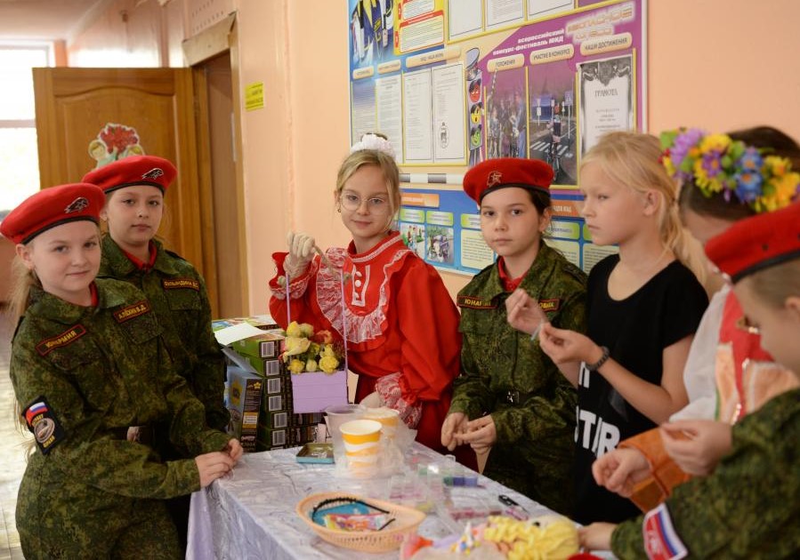 Ученики школы в Новочеркасске собрали 100 тысяч рублей в помощь СВО