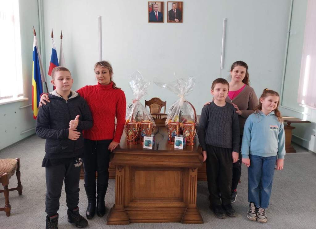 В Новочеркасске «Единая Россия» поздравила с Новым годом семьи с «особенными» детьми