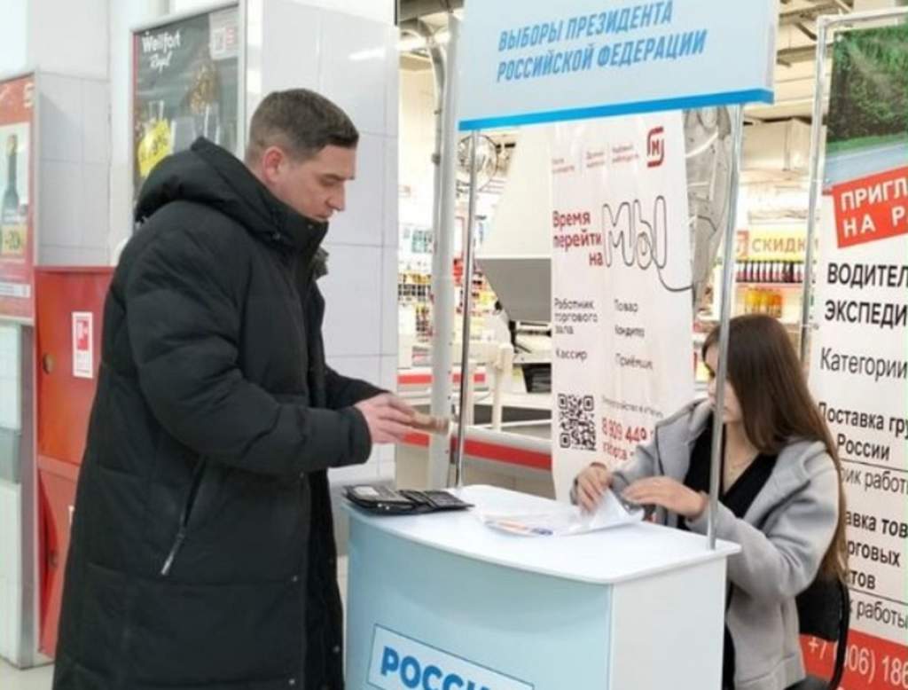 В Новочеркасске собирают подписи в поддержку выдвижения Владимира Путина президентом