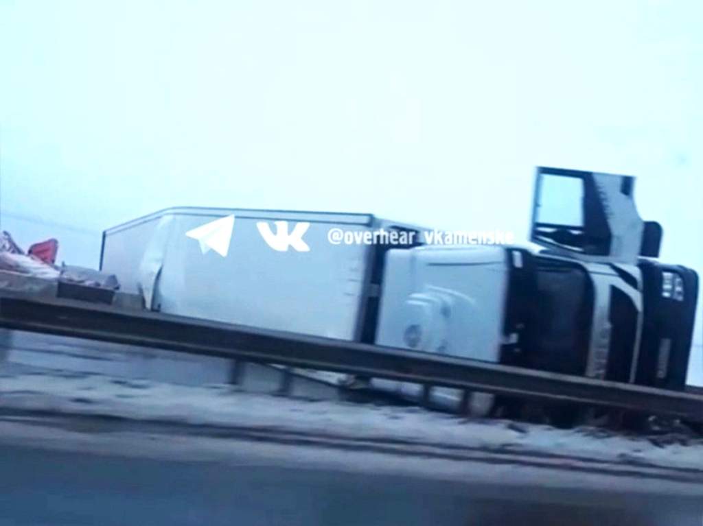 В Ростовской области завалившаяся фура перекрыла движение на трассе М-4 «Дон»